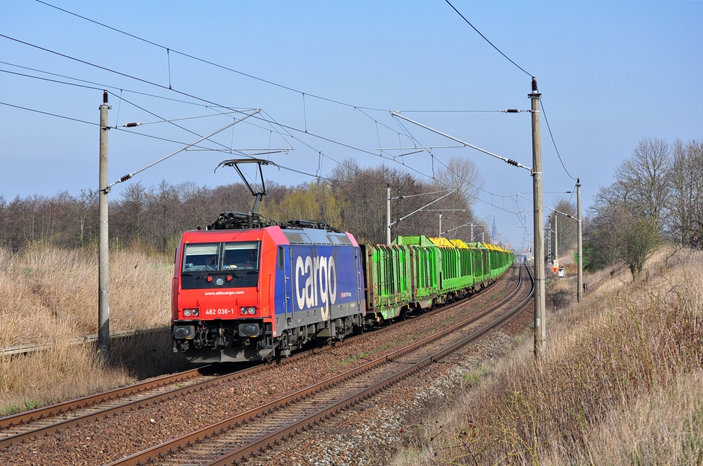 Mit einem Holzzug nach Stendal rollt die 482 036 am 31.03.2014 durch Sildemow.