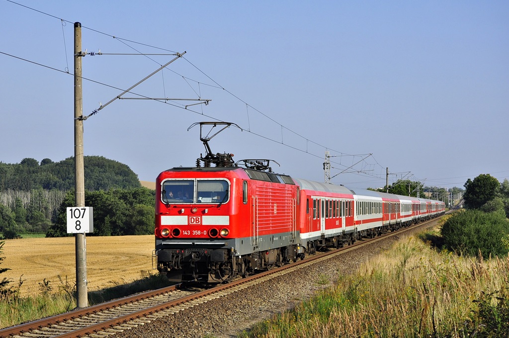 Mit einem Kreuzfahrersonderzug nach Berlin ist die 143 358 am 20.08.2015 unterwegs,hier bei Niex.