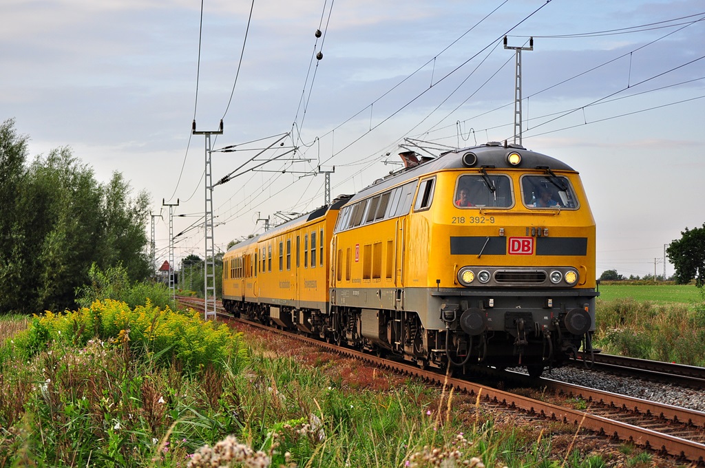 Mit einem Messzug brummt die 218 392 am 05.08.2014 durch Sildemow in Richtung Schwerin.