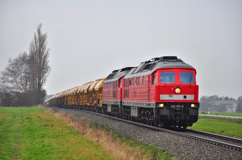 Mit einen Harnstoffzug nach Piesteritz rollen 232 571+233 525 am 27.11.2013 durch Gross Schwaß.Der Zug ist in Wismar gestartet und fährt über Bad Doberan nach Rostock-Seehafen.Dort wird auf eine  Funkenkutsche  umgespamnnt und dann beginnt die Fahrt nach Sachsen.