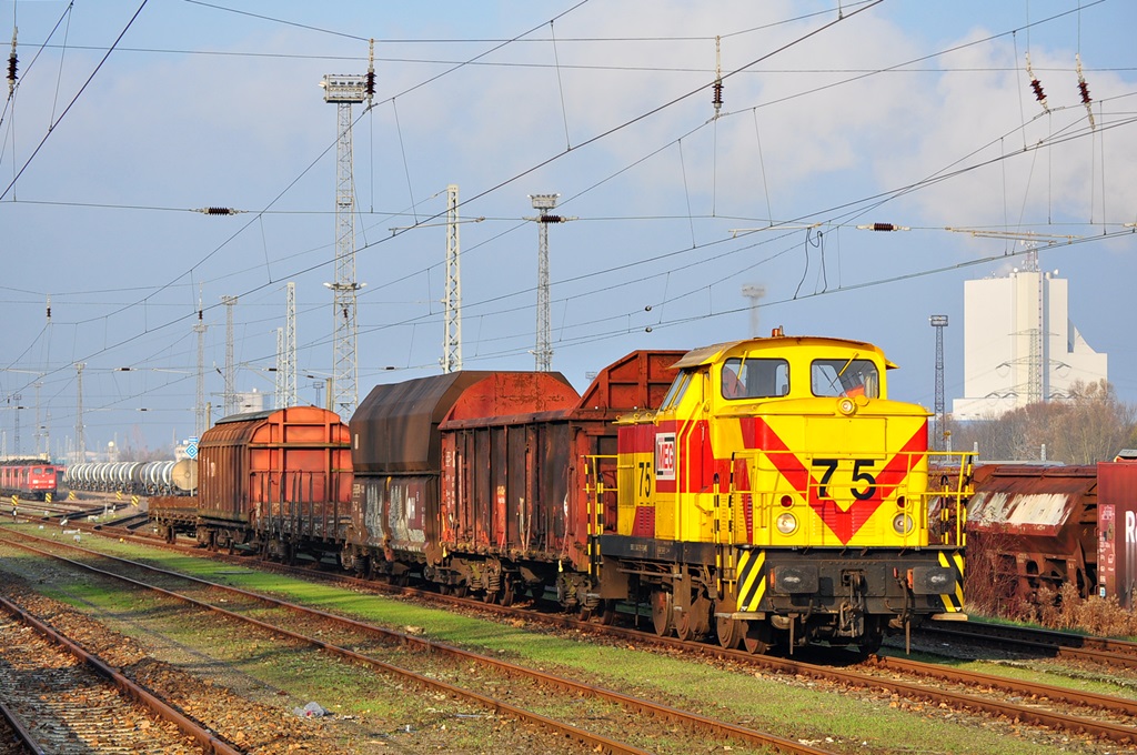 Mit einigen Schrottwagen rangiert die MEG 75 am 27.11.2014 in Rostock-Seehafen.