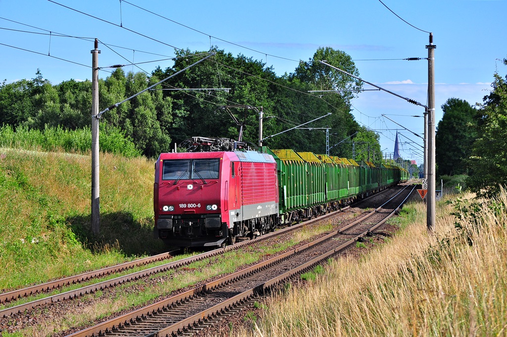 Mit eine Holzuug rollt die 189 800 am 25.06.2014 durch Sildemow in Richtung Schwerin.