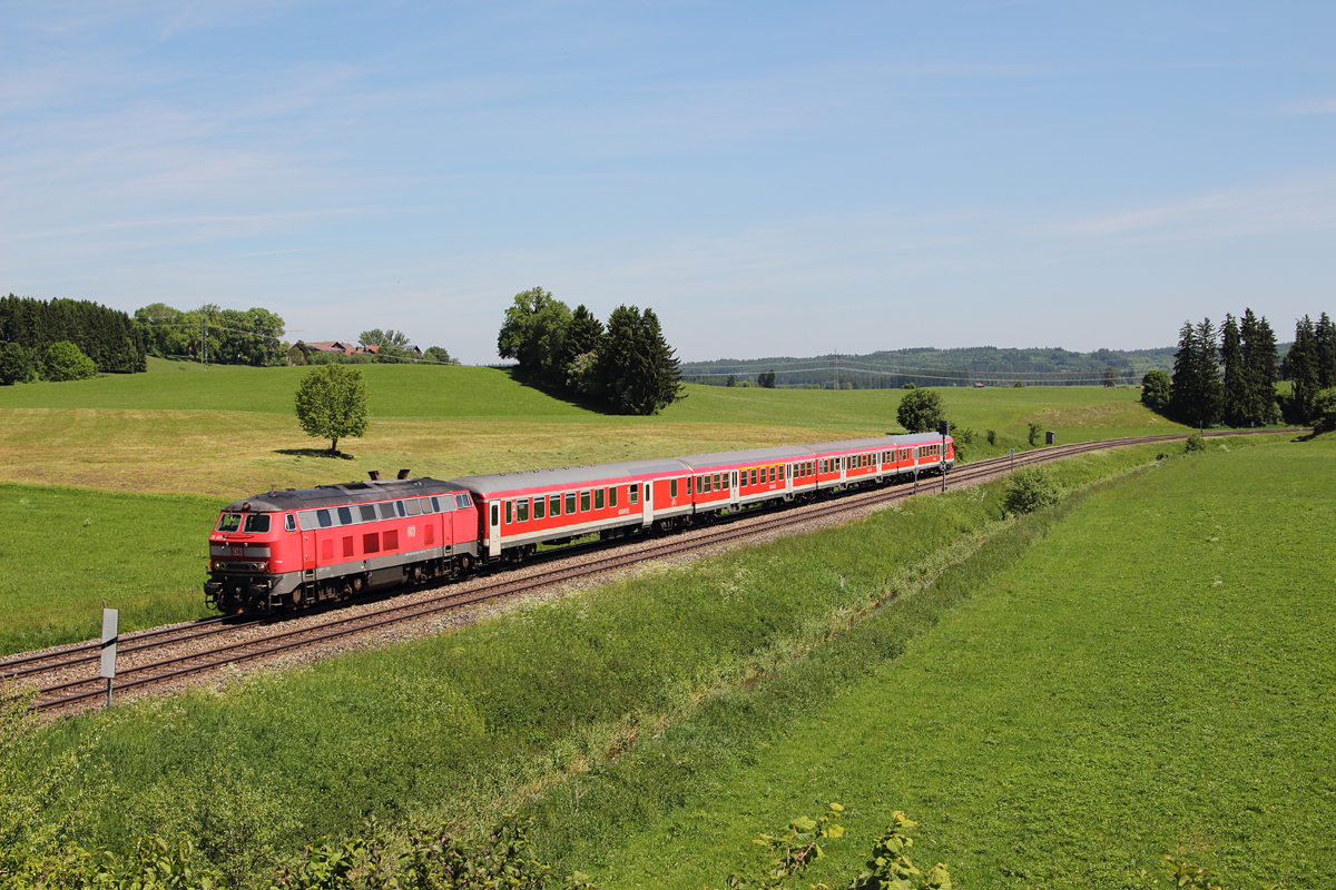 Mit ihrer RB nach Kempten ist 218 461-2 am 13.06.13 bei Görwangs unterwegs.