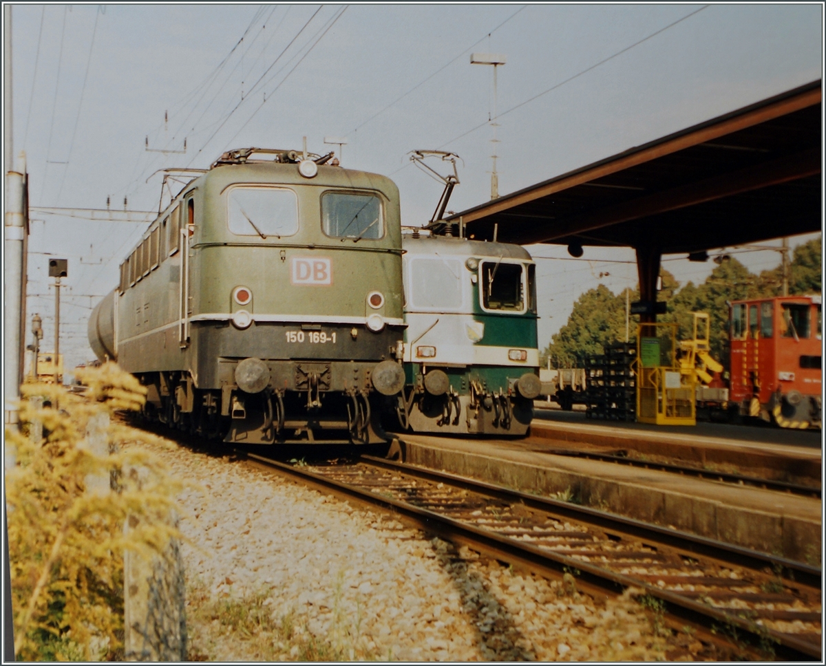Mit Mineralölzügen gelangten Kornwestheimer DB E 150 bis nach Weinfelden. Dieses (fotogarfierte Kleinbild)-Foto zeigt die DB 150 169-1 am 26. Sept. 1996 in Weinfelden. 