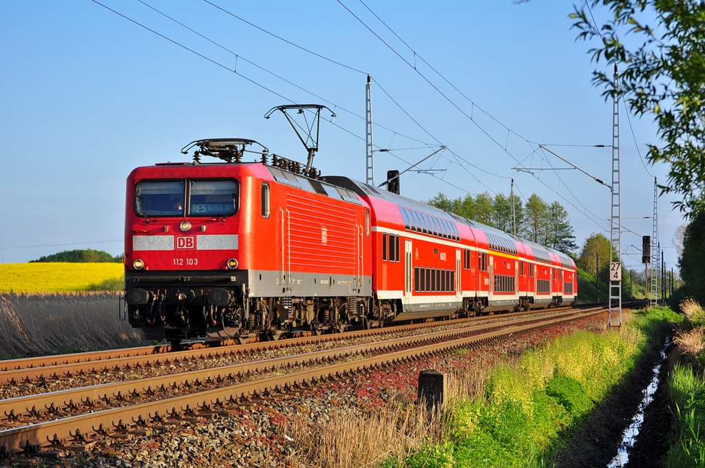 Mit eine RE aus der Lutherstadt Wittenberg kommend hat die 112 103 am 07.05.2014 Rostock Hbf fast erreicht.Hier in Sildemow.