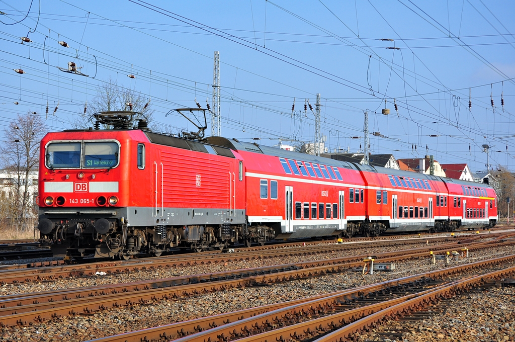 Mit der S1 nach Warnemünde hat verlässt am 06.03.2014 die 143 065 Rostock Hbf.