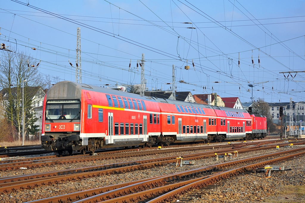 Mit der S1 nach Warnemünde verlässt am 06.03.2014 die 143 843 Rostock Hbf.