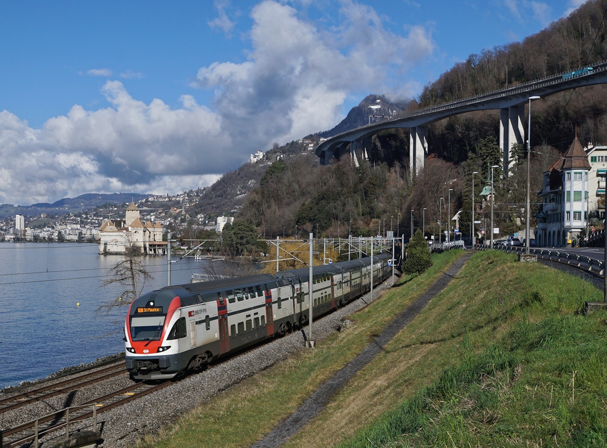 Mit der Verlängerung der RE Genève Vevey in westlicher und östlicher Richtung bis Annemasse und St-Maurice fahren nun auch beim Château de Chillon die sonst bisher nur sporadisch im IR-Verkehr hier zu sehenden KISS RABe 511 seit dem Fahrpanwechsel im Stundentakt vorbei. 

5. Feb. 2020