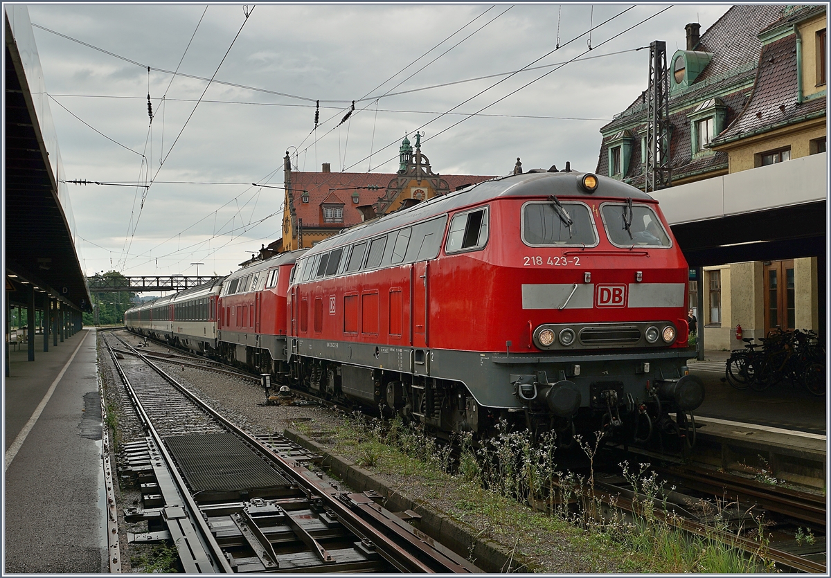 Mit zwei DB 218 ist der EC von München nach Basel in Lindau eingetroffen.
10. Juli 2017