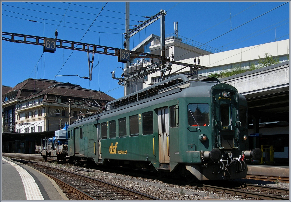 Mitten in der Mittagspause sah ich einen Pantographen vor dem Fenster vorbeiflitzen, sprang auf, schnappte mir meinen Fotoapparat und kam gerade noch rechtzeitig, um den dsf BDe 4/4 1641 beim kurzen Halt in Lausanne zu fotografieren.
22. August 2016
