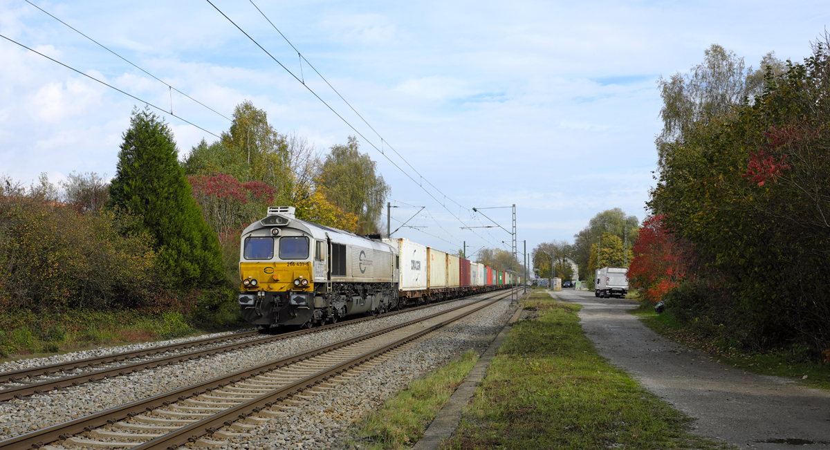 Mittlerweile als 266 431-6 beschriftet, konnte die Mühldorfer JT42CWRM, die vorher auf ihren Stirnseiten  247 031-8  hieß, mit dem sämstäglichen Containerzug von Burghausen nach München Nord Rbf am 21.10.17 fotografiert werden. Er ist am frühen Nachmittag stets in Poing zu sichten. 