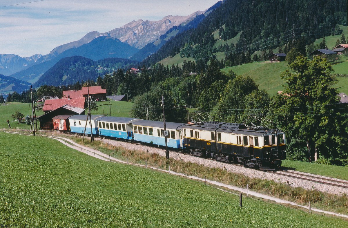 MOB: Im Jahre 1990 pr�gten noch mit DZe 6/6 2001 - 2002 (1932-1933) bespannte Regionalz�ge das Bild der MOB. Die Aufnahme entstand im Monat August bei Gruben.
Foto: Walter Ruetsch 