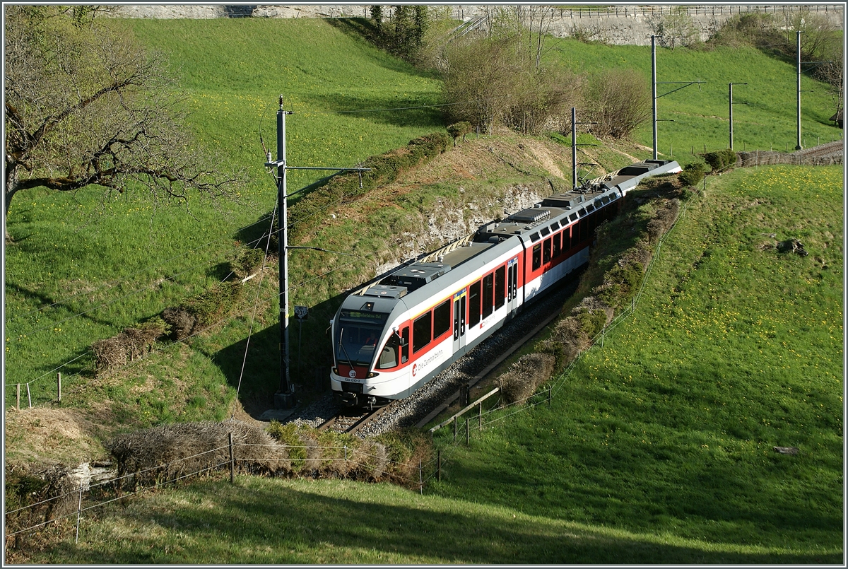 Moderne  zb : Ein Spatz als Regionalzug zwischen Niederried und Ringgenberg.
9. April 2011 