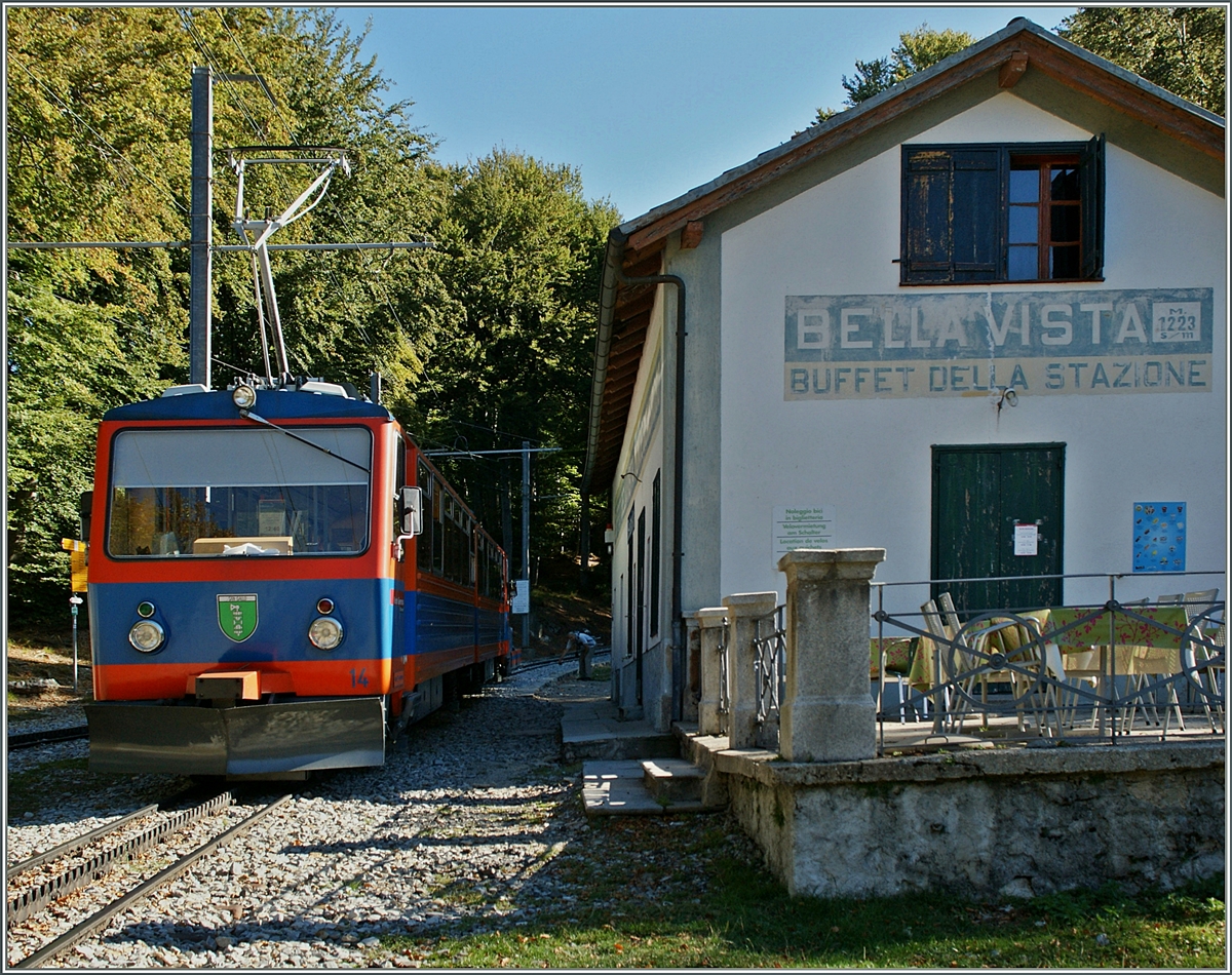 Monte Generoso Bahn, 80 cm Spurweite. Der erste Zug Berwrts bei der Zwischenstation Bella Vista .
13. Sept. 2013