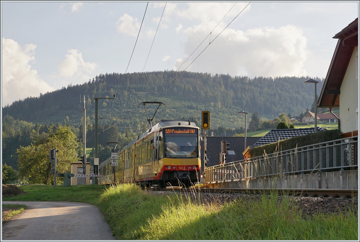 Nach einem kurzen Halt verlassen die GT8-100D/2S-M 916 und 902 die Haltestelle Röt bei Baiersbronn in Richtung Freudenstadt.

12.Sept. 2021
