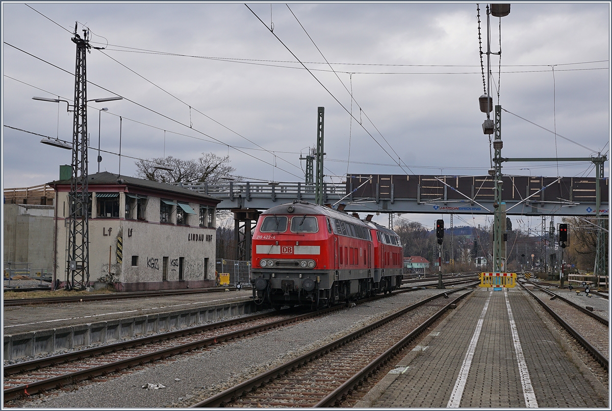 Nach der Fahrt von München nach Lindau HBF mit einem EC nach Zürich rangieren die DB 218 422-4 und eine weitere in Lindau HBF um zur Betankung zu fahren. 

16. März 2018
