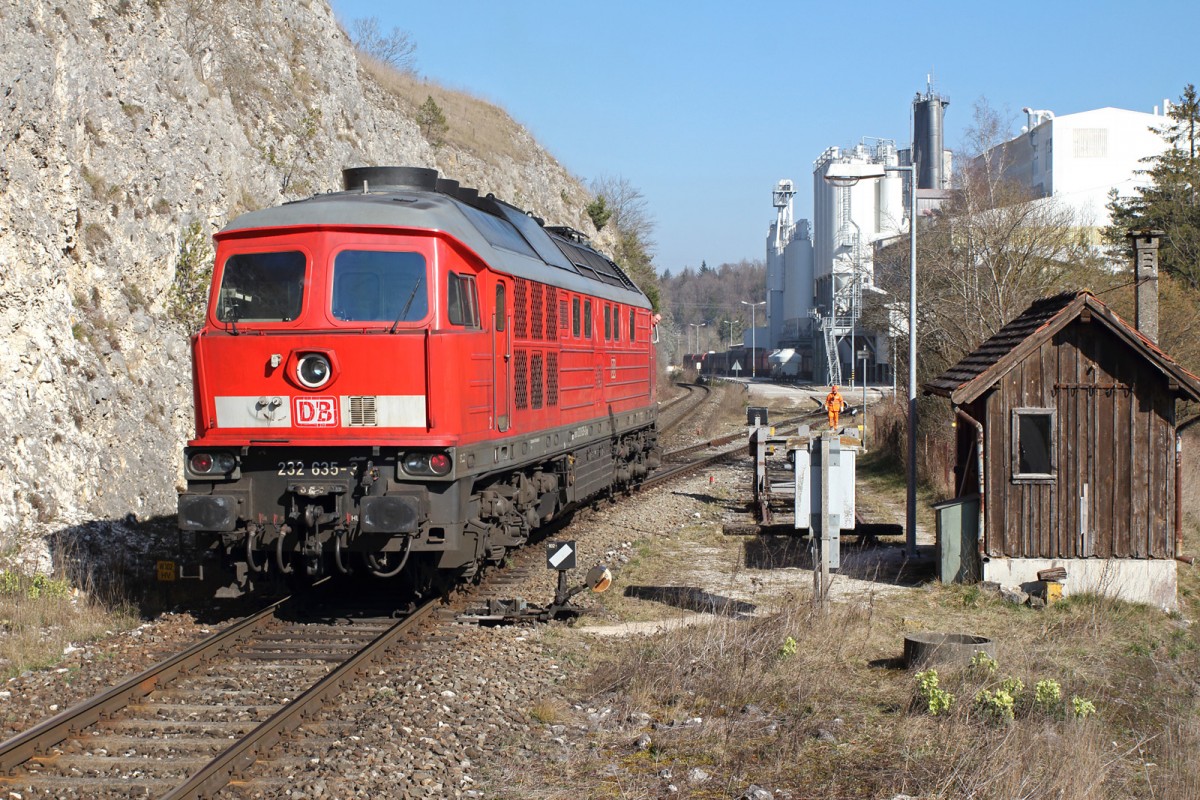 Nach getanem Rangierdienst bei der Fa. Merkle bei Gerhausen setzt 232 635-3 auf das Hauptgleis um, um allein zurück nach Ulm zu fahren.