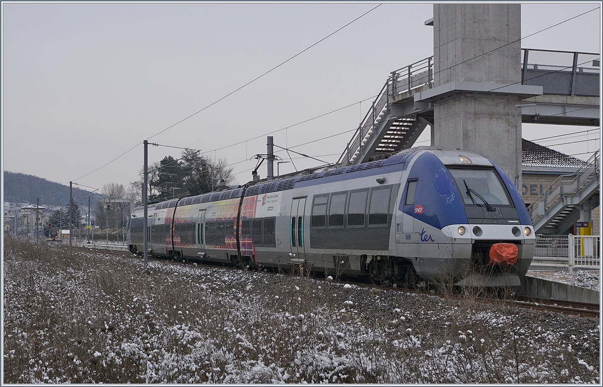 Nach langen 26 Jahren Betriebsruhe auf der Strecke Delle - Belfort fahren in Delle wieder SNCF Züge ein und aus und dies erst noch elektrisch! Vor der Stilllegung der Strecke verkehrten hier zum Schluss nur noch zwei internationale Schnellzugspaare Delémont - Belfort auf einem oder zwei SBB RIC Wagen und einer CC 72000. 

Im Bild der in Delle nach Belfort ausfahrende Z 27589 als TER 895004. 

11. Jan. 2019
