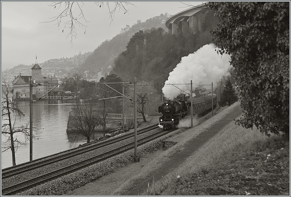 Nach einer Pause in Vevey ging die Fahrt der 01 202 weiter Richtung Wallis, vorbei am Château de Chillon.
18. Jan. 2014