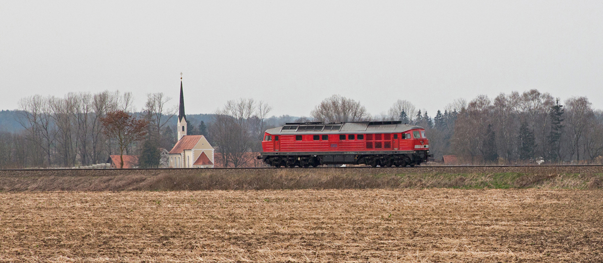 Nachdem 233 373-0 am Vormittag des 02.04.16 einen Güterzug nach München Nord Rbf beförderte, konnte sie als Lz zurück nach Mühldorf am Nachmittag bei Walpertskirchen abgelichtet werden.