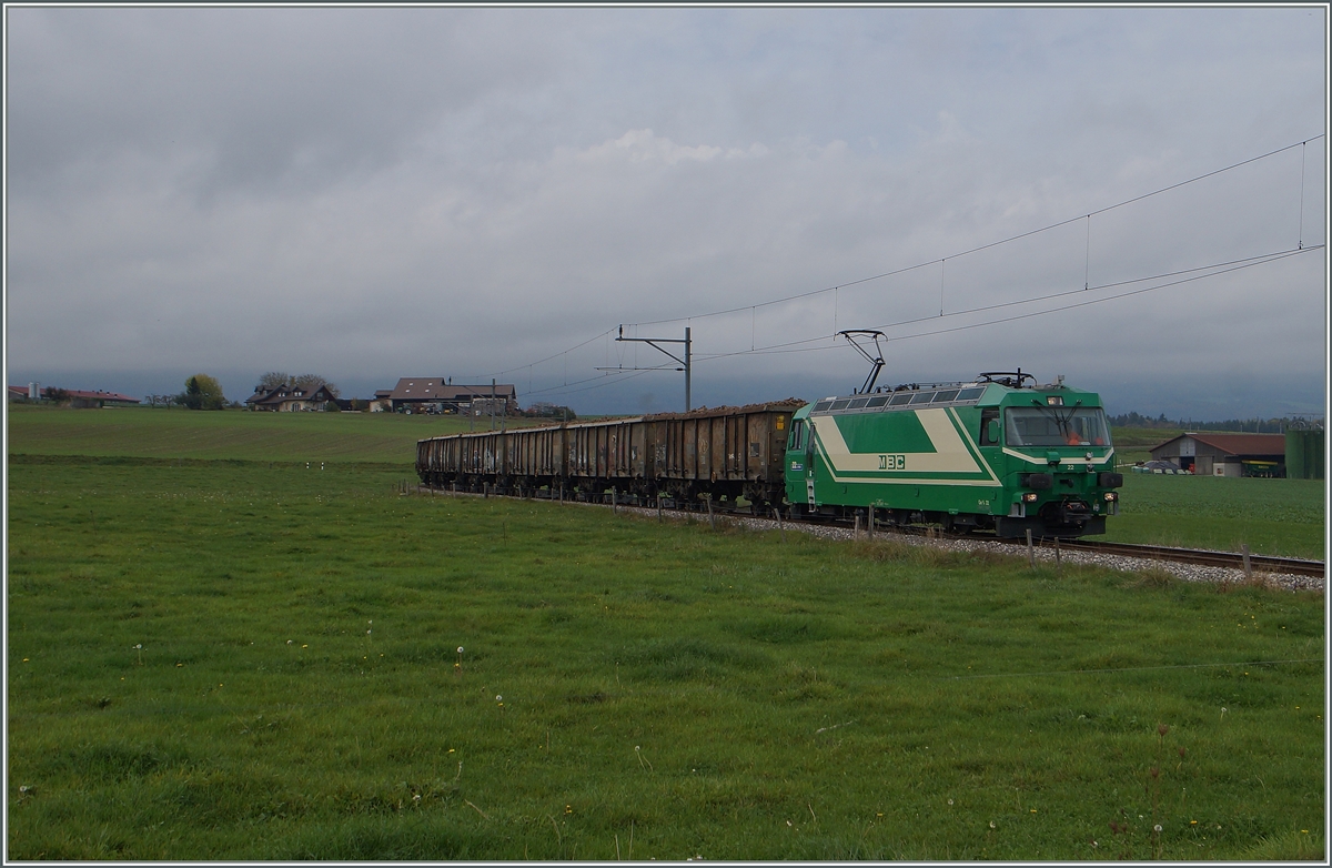 Nachdem alle sieben Eaos mit Zuckerr�ben gef�llt sind, f�hrt die Ge 4/4 22 Richtung Morges. Bei Mauraz, den 10. Okt. 2014