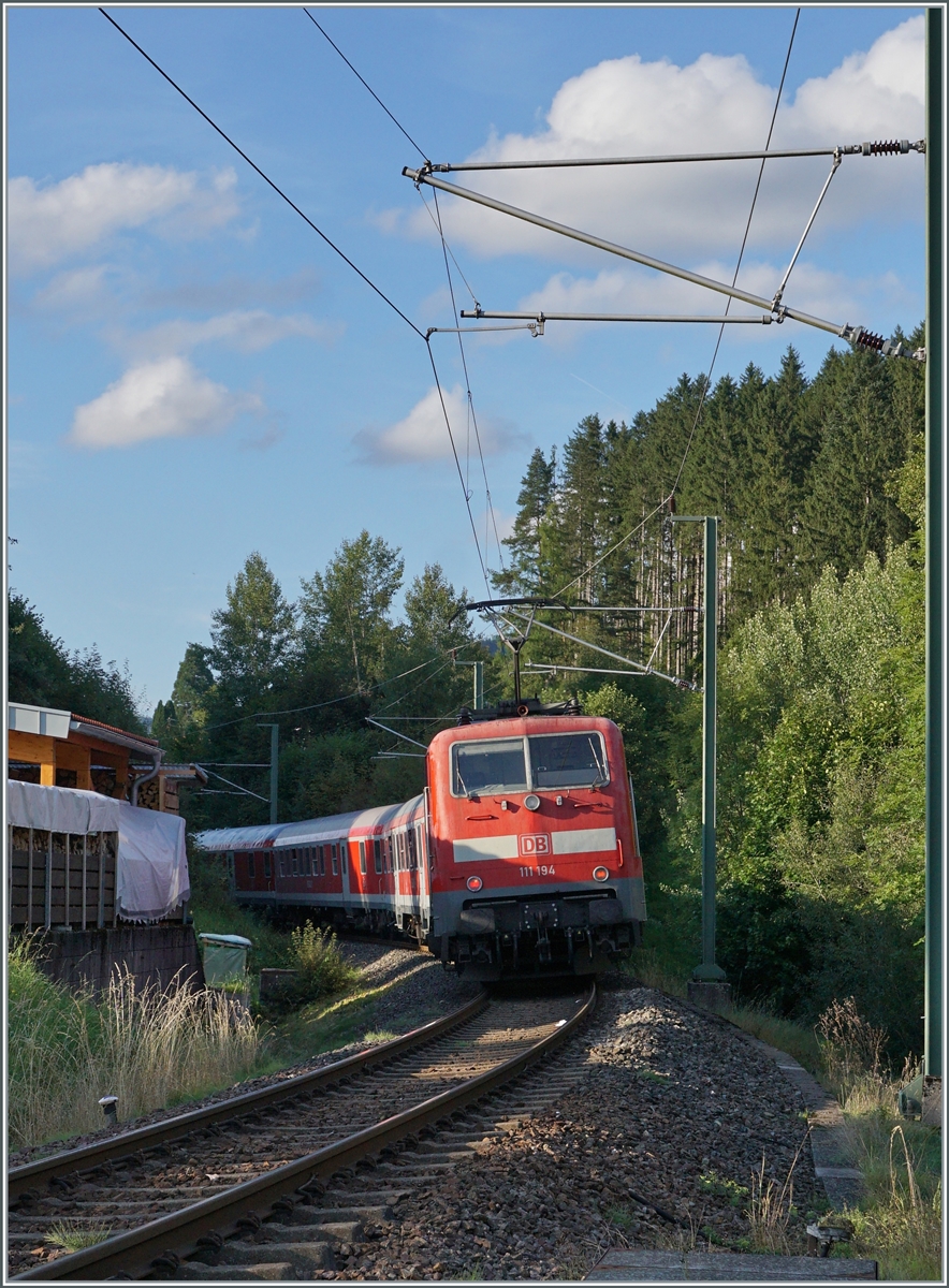 Nachdem am Mittag mich bereits eine Dampflok in Baiersbronn überraschte, gelang gleiches der DB 111 194 bei Röt mit ihrem Zug aus  Silberlingen  in Richtung Karlsruhe. 
Da ich beim Spaziergang nicht auf den Zug vorbereitet war, zeigt sich die Aufnahme auch entsprechend.

12.Sept. 2021