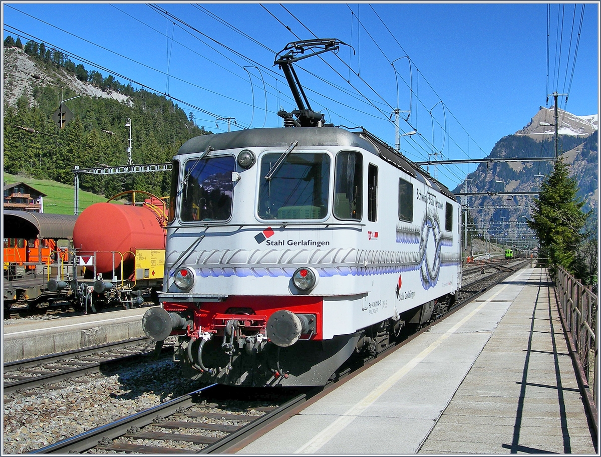 Nachdem die Re 482 002-3 mitz ihrem Güterzug Richtung Rüden weiger gefahren ist, macht sich die Re 436 114-3 auf den Weg Richtnung Spiez.
22. April 2007