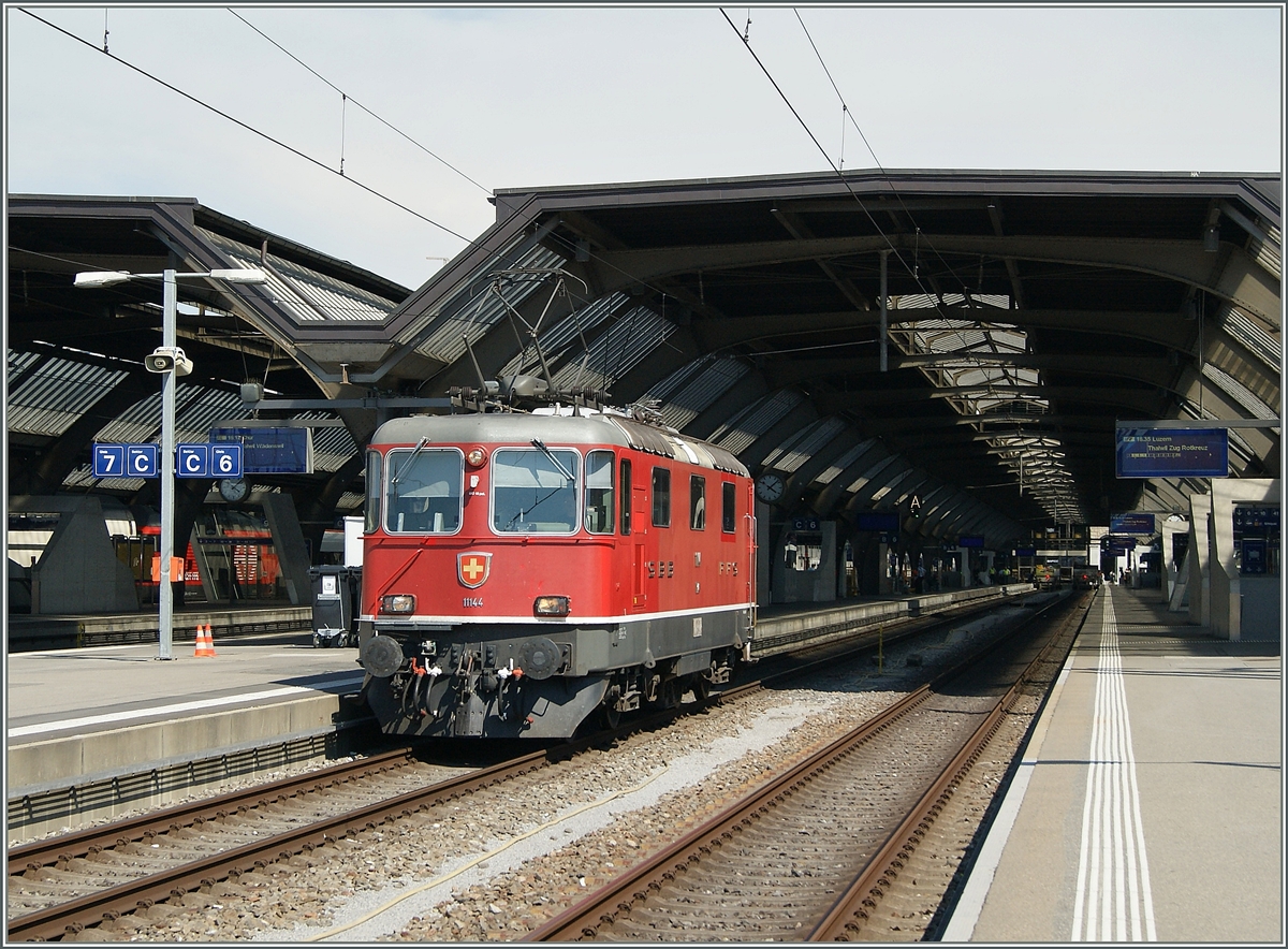 Nachdem der Zug ausgefahren ist, taucht die Zuglok der Hinfahrt auf: die Re 4/4 II 11144. 
Zürch, den 6. Juni 2015