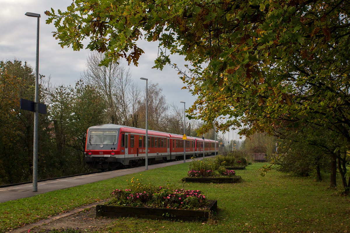 Nachschuß auf ein 628-Doppel von Mühldorf nach München Hbf im Bahnhof Walpertskirchen am Morgen des 26.10.14.