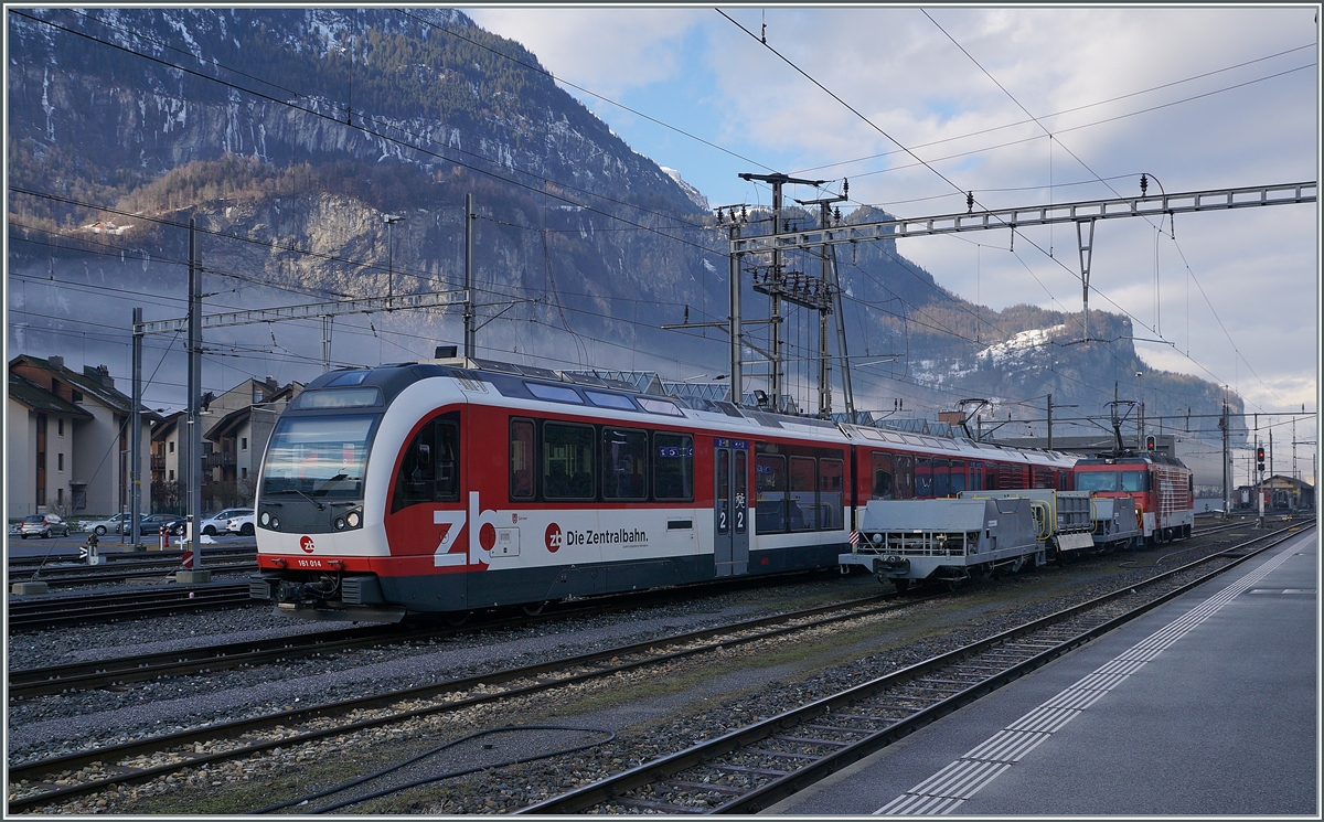Neben dem Zentralbahn  Fink  161 014 wartet die HGe 4/4 II 1001 966-0 mit einen Dienstzug in Meiringen auf die Abfahrt. 

17. Februar 2021