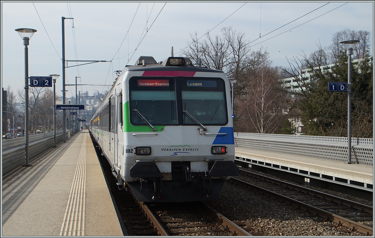 Neben den SOB Re 446 und 456 werden zur Führung des VAE (Voralpenexpress) auch RBDe 561 eingesetzt, hier bei der Abfahrt in Luzern Verksheshaus.
17. März 2015