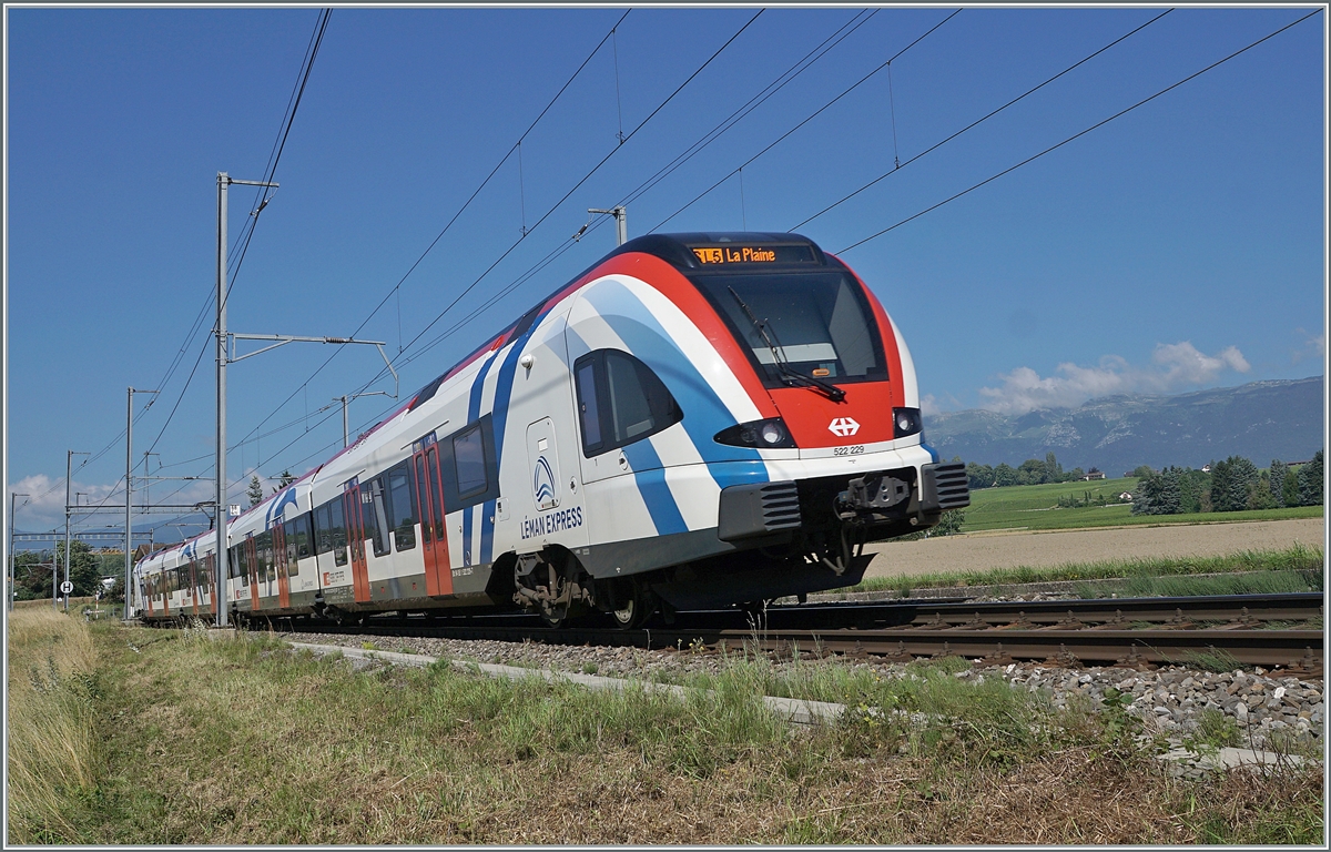 Neben den Strecken Coppet - Genève - Annemasse - Evian/Annecy/St-Gervais wird auch die Linie Genève - La Plaine als Léman Express bezeichntet, wobei hier ausschliesslich SBB RABe 522 zum Einstz kommen, die zudem auf der gesammten Strecken mit 25000Volt 50 Herz gespiesen  werden. 

Im Bild der SBB LEX RABe 522 229 nach La Plaine bei Bourdigny. 


19. Juli 2021
