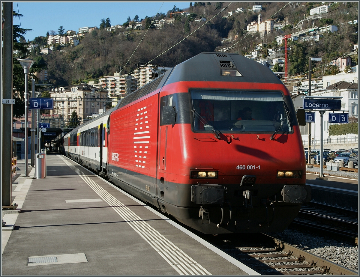 Nicht im falschen Film, aber am falschen Berg: die SBB Re 460 001-1  Lötschberg  mit einem Gotthard Schnellzug nach Zürich in Locarno.
24. Jan. 2014