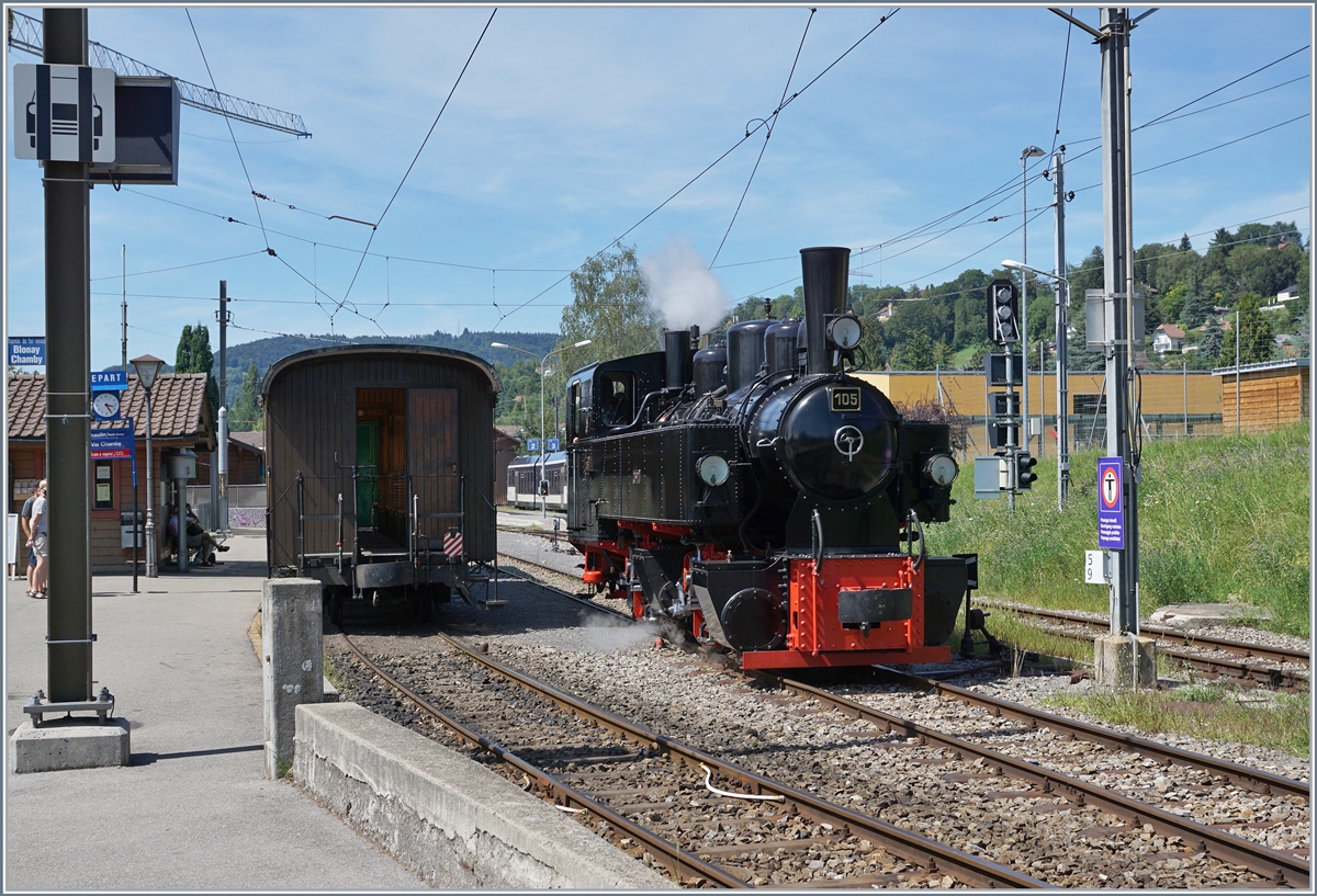 Nieten, reihenweise! Die G 2x 2/2 105 (Baujahr 1918) rangiert in Blonay. 

25. Juli 2020  