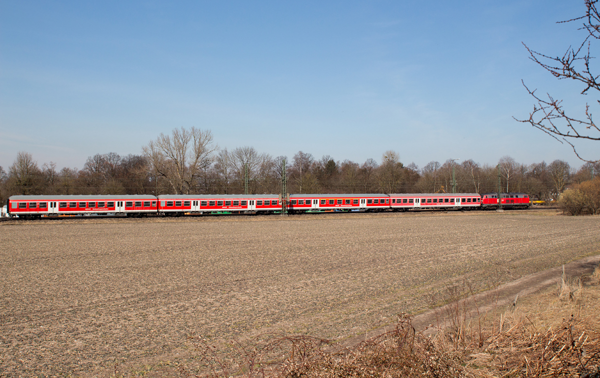 Noch fahren sie, die Pendlerzüge mit der BR 218 von München nach Mühldorf u.z. mit Bn-Wagen, so auch am 10.03.15 in München-Riem.