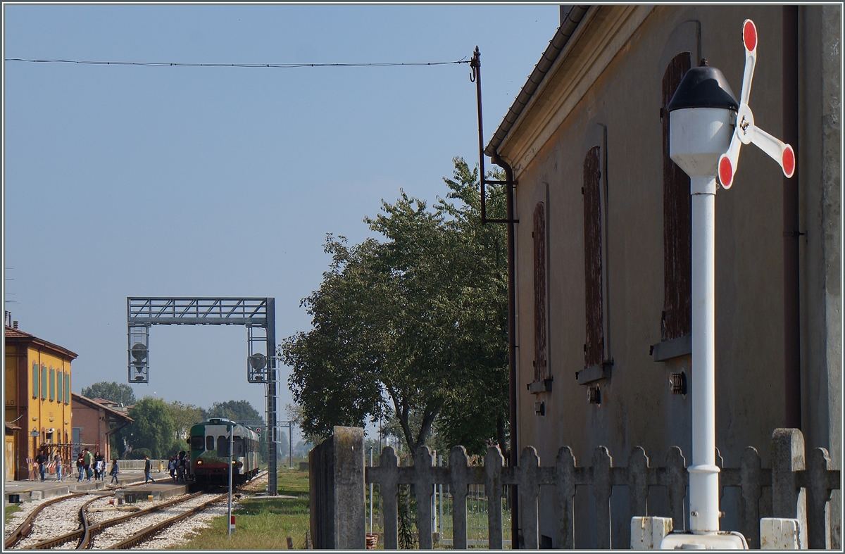 Noch gibt es sie, die einst überall in Italien zu findenden  Probeller  bei den Bahnübergängen. Der drehende  Probeller  warnt in Brescello vor dem schon im Hintergrund zu sehenden Zug.
22. Sept. 2014
