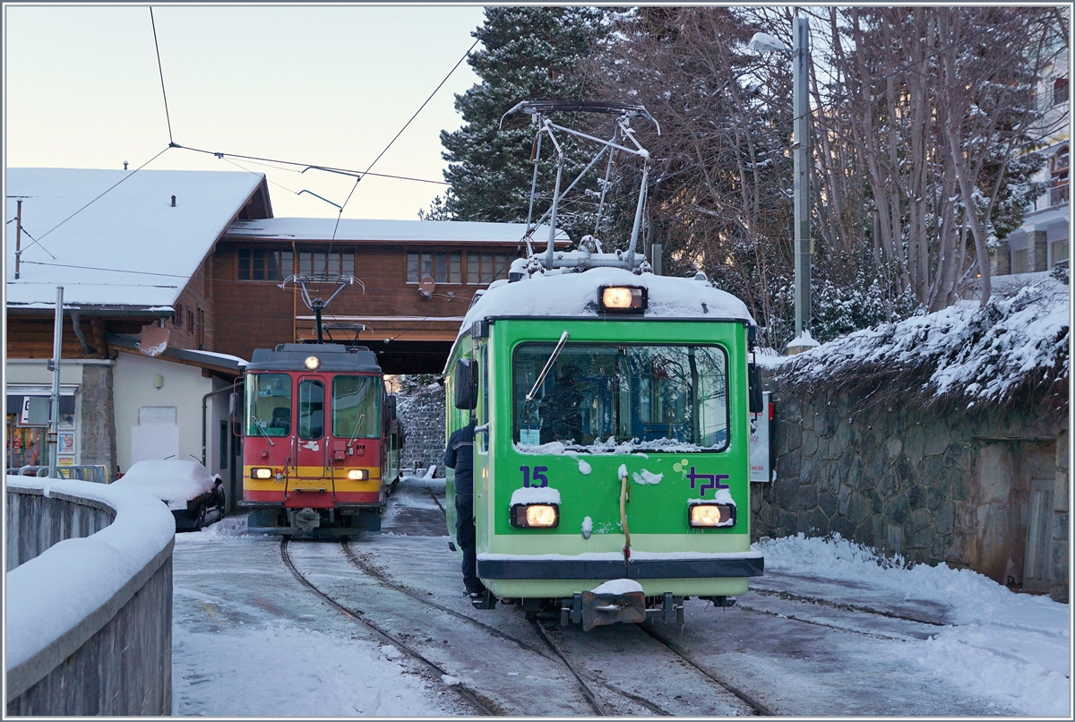 Nochmal der TPC BVB Be 2/5 15, nun etwas in Bewegung beim Rangieren in Villars sur Ollon: der Triebwagen hat einen Güterwagen für den Col de Bretaye bereitgestellt und fährt nun wieder auf sein Abstellgleis, links im Bild der BDeh 4/4 82 mit seinen beidnen Bt, welcher den hinter meinem Rücken stehenden Güterwagen auf den Col-de-Bretaye schieben wird.

12. März 2019