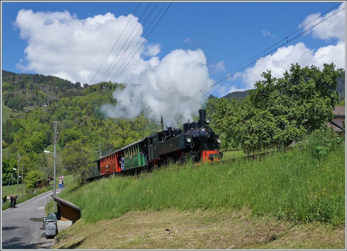  Nostalgie & Vapeur 2021  /  Nostalgie & Dampf 2021  - so das Thema des diesjährigen Pfingstfestivals der Blonay-Chamby Bahn; die G 2x 2/2 105 wetteifert mit den Wolken im Hintergrund um die schönste Dampfwolke...

Das Bild entstand bei Cornaux.

23. Mai 2021