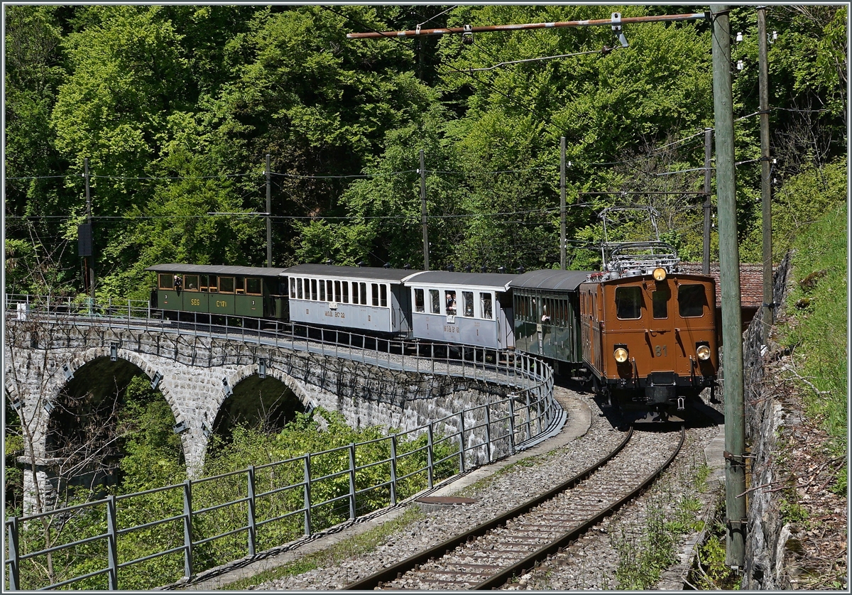  Nostalgie & Vapeur 2021  /  Nostalgie & Dampf 2021  - so das Thema des diesjährigen Pfingstfestivals der Blonay-Chamby Bahn. Die Blonay-Chamby Bernina Bahn Ge 4/4 81 mit einem Personenzug nach Chaulin überquert den Baye de Clarens Viadukt. 

23. Mai 2021