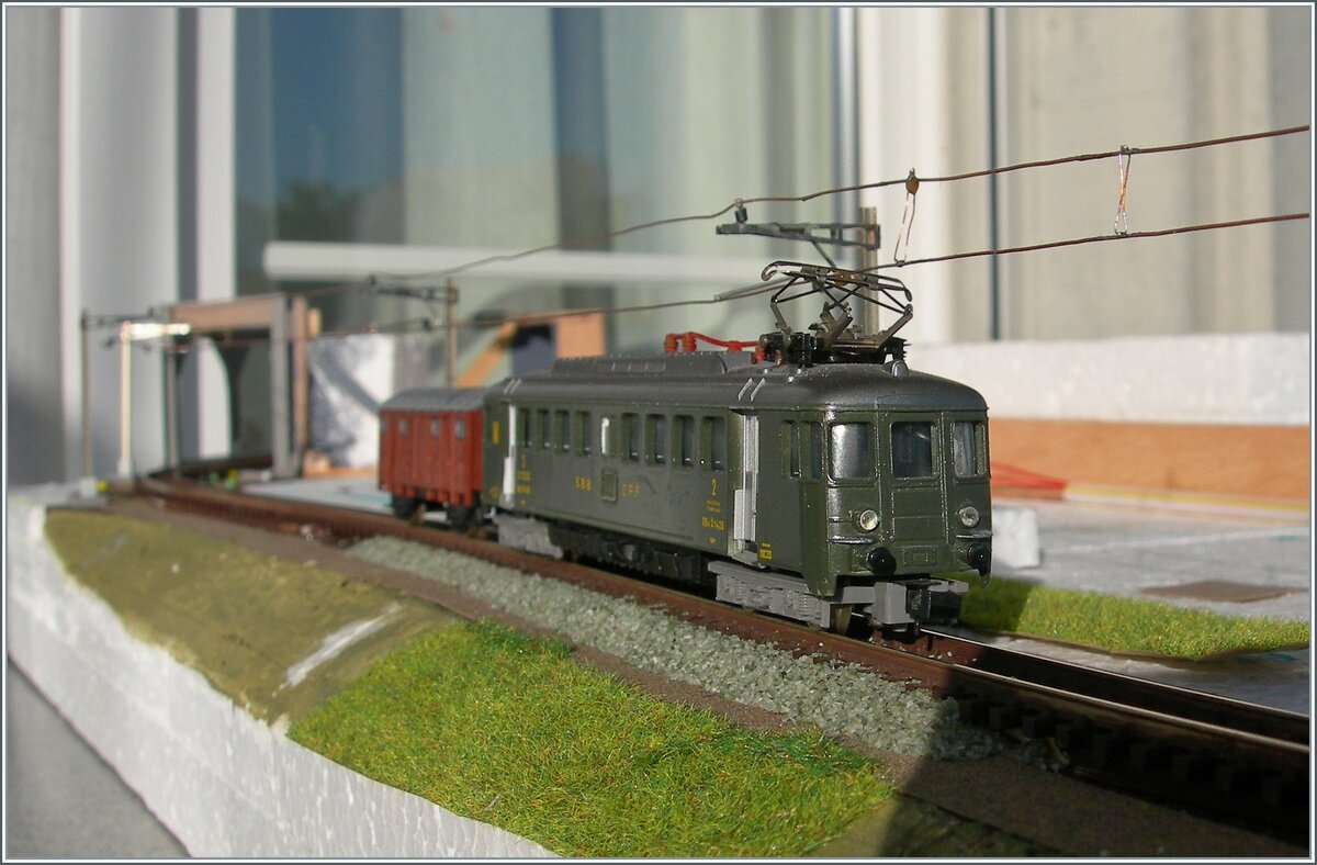 Nun sind auf meiner kleine N-Anlage neben dem Fahrleitungsdraht auch das Tragseil gespannt und (teilweise) die Hängeseile angebracht. Und der Lima RBe 4/4 1435 ist fleissig mit Probefahrten beschäftigt. 

14. Mai 2025