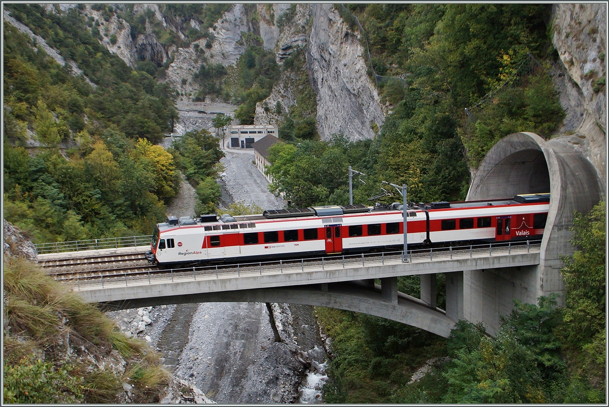 Nur knappe zwei Wagenlängen wird die Tunnelfahrt zwischen Leuk und Salgesch beim Überqueren der Dala-Schlucht unterbrochen.
Ein Walliser Domino auf der Fahrt Richtung Sion am 30. Sept. 2014