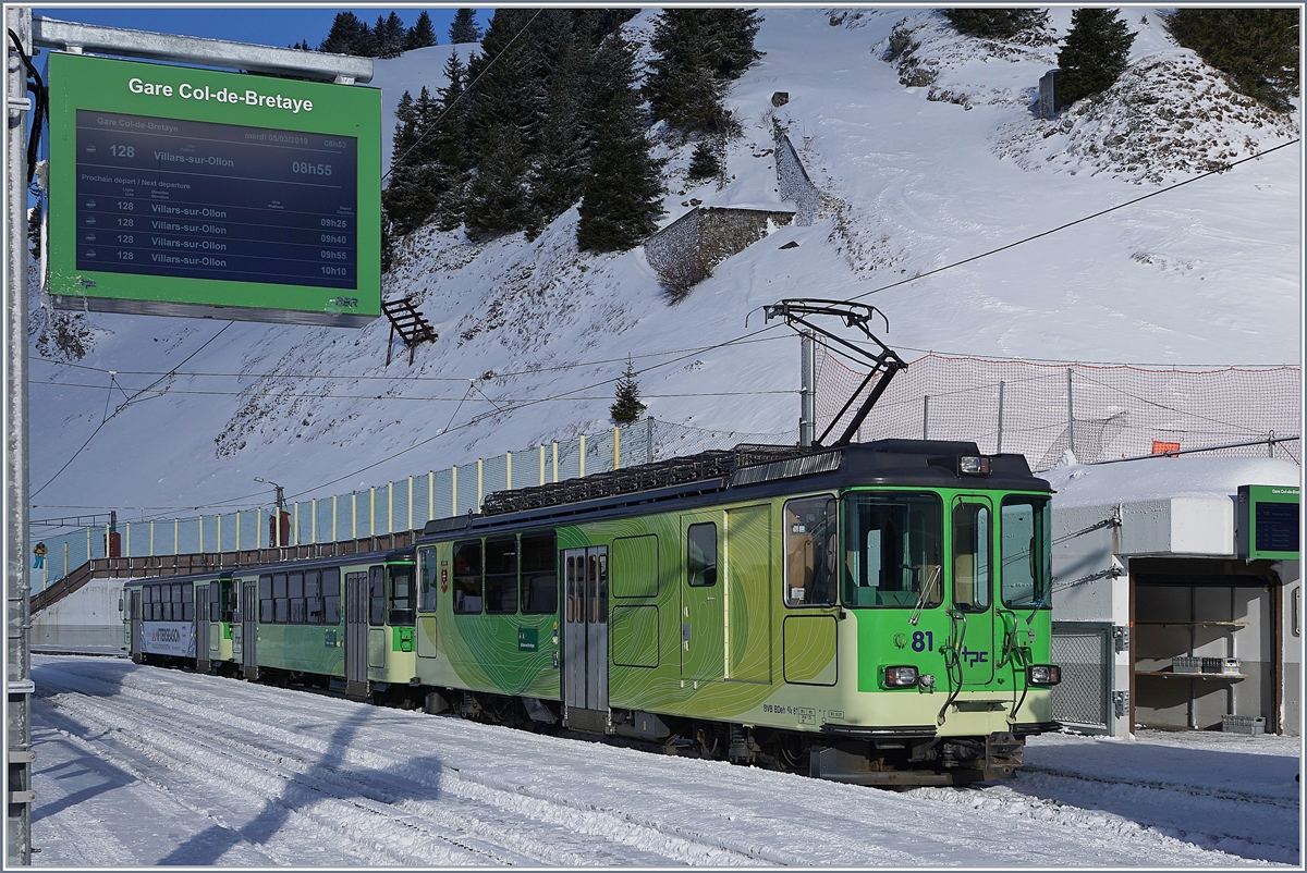 Obwohl die Strecke der BVB vom übrigen TPC Streckennetz getrennt ist, zeigt sich die Bahn im neuen TPC Farbschema.
Der BVB BDeh 4/4 81 mit dem Regionalzug 514/814 Gryon - Col-de-Bretaye (obwohl die Reisenden wähend des Bahnsteigwechsel des Zuges aus und dann wieder einsteingen mussten.)

Col-de-Bretaye, den 5. März 2019 