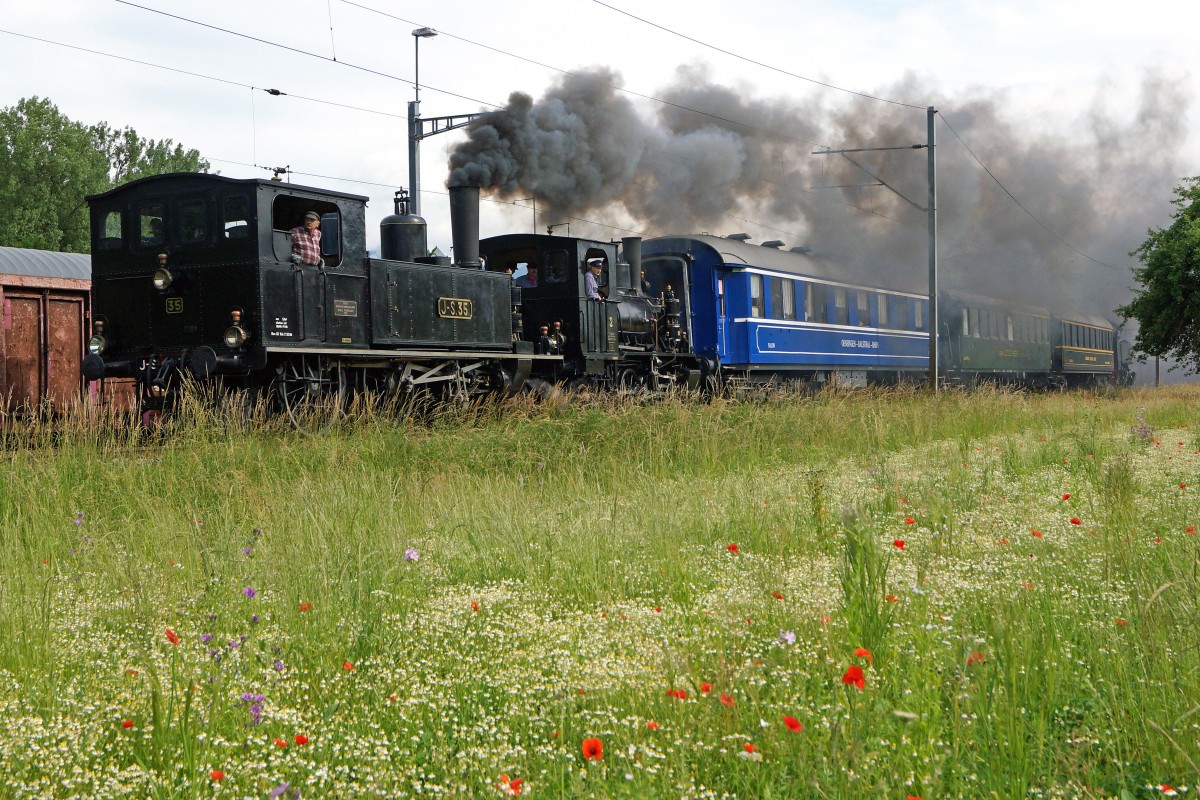 OeBB: An den Gotthel-M�rit Sumiswald vom 13. Juni 2015 mit dem OeBB Dampfzug. Zum Einsatz gelangten die drei in Balsthal stationierten Dampflokomotiven Eb 2/4 35. E 3/3 2 und die Ed 2x2/2 196. Die Aufnahme entstand w�hrend der Hinfahrt bei der Naturwiese Gerlafingen.
Foto: Walter Ruetsch  