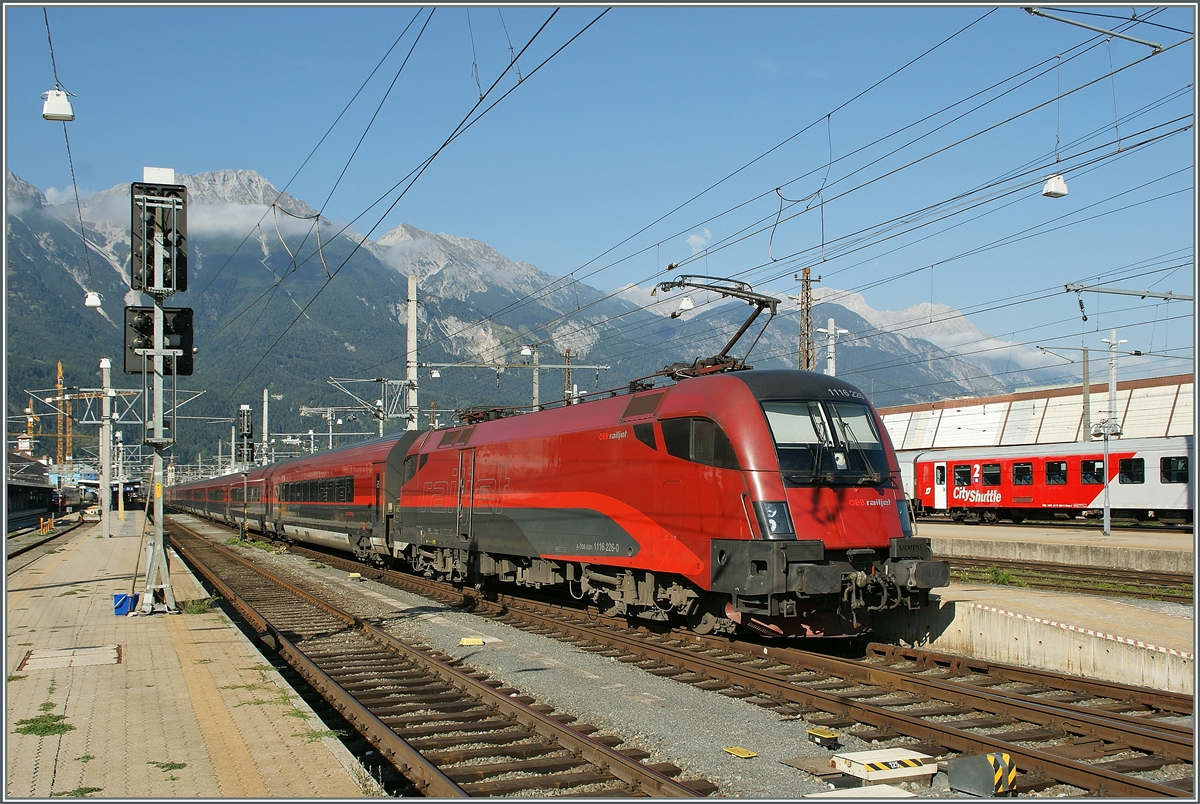 ÖBB Railjet 1116 225-0 in Innsbruck.
15. Sept. 2013