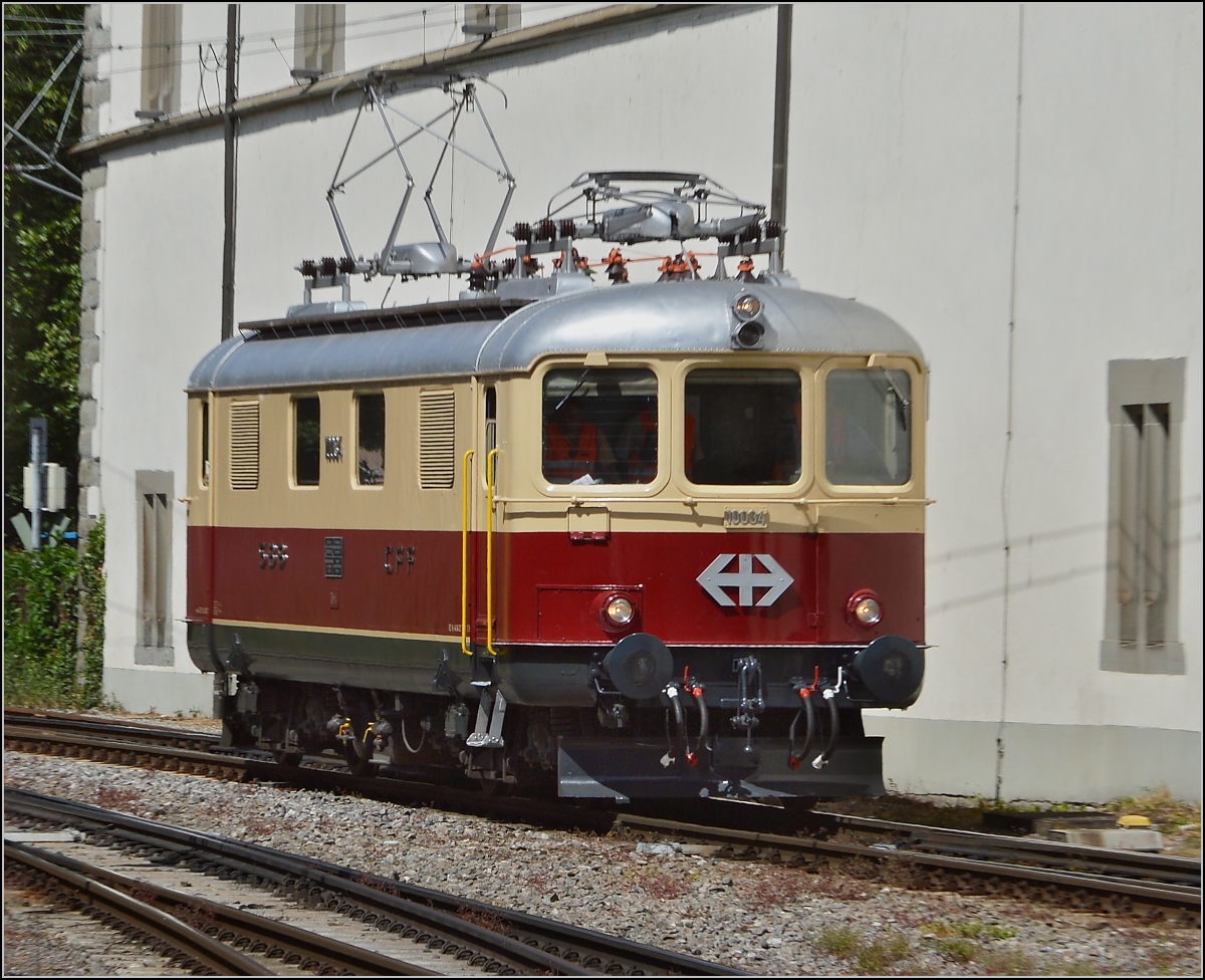 Oldiestunden im Grenzbahnhof. 

Re 4/4 I 10034 rangiert vor historischen Mauern, das Konzilsgeb�ude wurde im Jahr 1188 erbaut. Juni 2014.