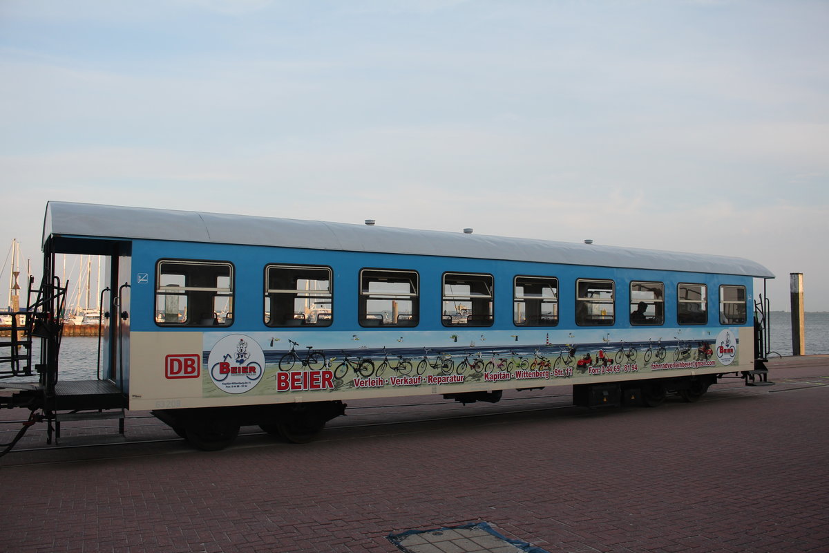 Personenwagen der  Wangerooger Inselbahn  am 27. August 2016.