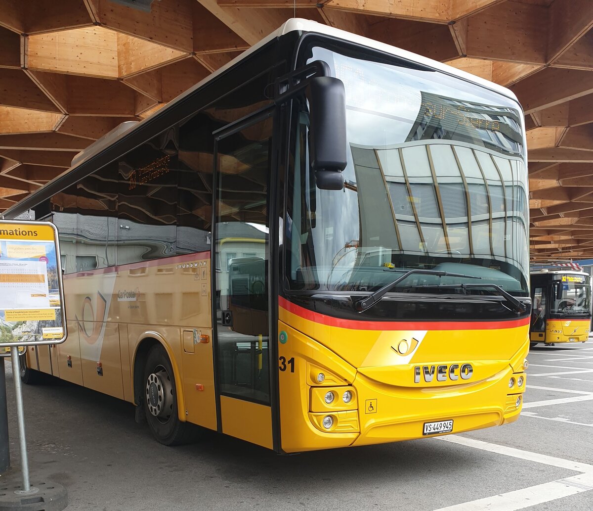 Postauto Wallis - Nr. 31/VS 449'945 - PID 11577 - Iveco le 29 juin 2022  Sion, gare