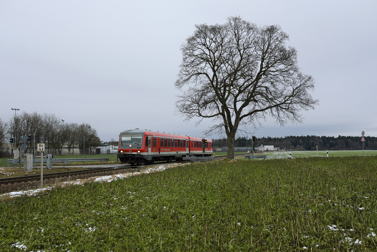Pünktlich vor Weihnachten setzt das berühmte Tauwetter wieder ein - deutlich zu sehen am 21. Dezember 2017 in Altötting.

628 629-8 - aus Burghausen kommend - überquert einen Bahnübergang, um kurze Zeit später im Bahnhof zu halten. Sein Fahrtziel ist Mühldorf am Inn.
