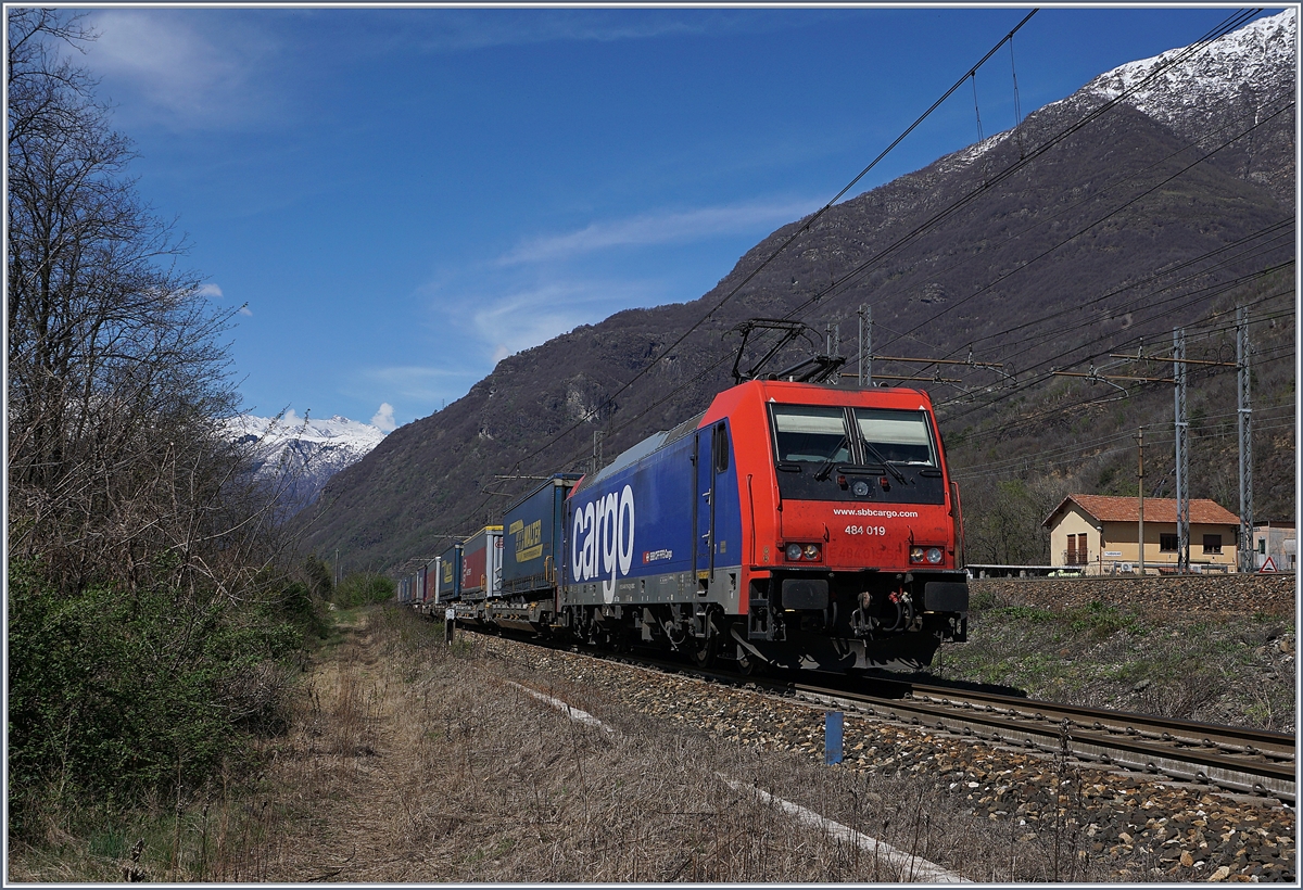 Pünktlich wie die Eisenbahn kommt die SBB Re 484 019 mit UKV-Zug nach Novara kurz nach Premosello-Chiovenda bei meiner Fotostelle vorbei. Im Hintergrund ist die doppelspurige Strecken von Domodossla nach Milano zu erkennen, die beiden Strecken von Domodossoala nach Milano und Novara verlaufen zwischen Vogogna Ossola und Cuzzago parallel, wobei nur in Premosello Chiovenda eine Übergangsmöglichkeit existiert. 

8. April 2019