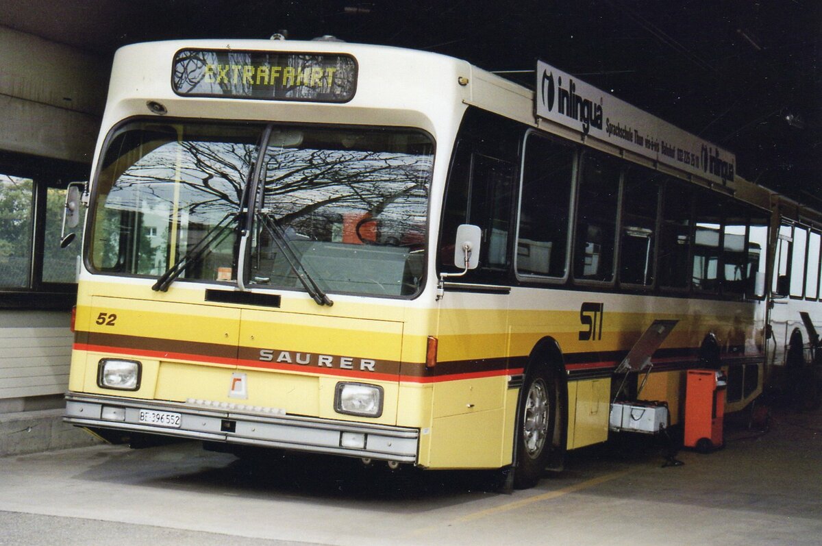 (R 4208) - Aus dem Archiv: STI Thun - Nr. 52/BE 396'552 - Saurer/R&J am 27. Mrz 2005 in Thun Garage